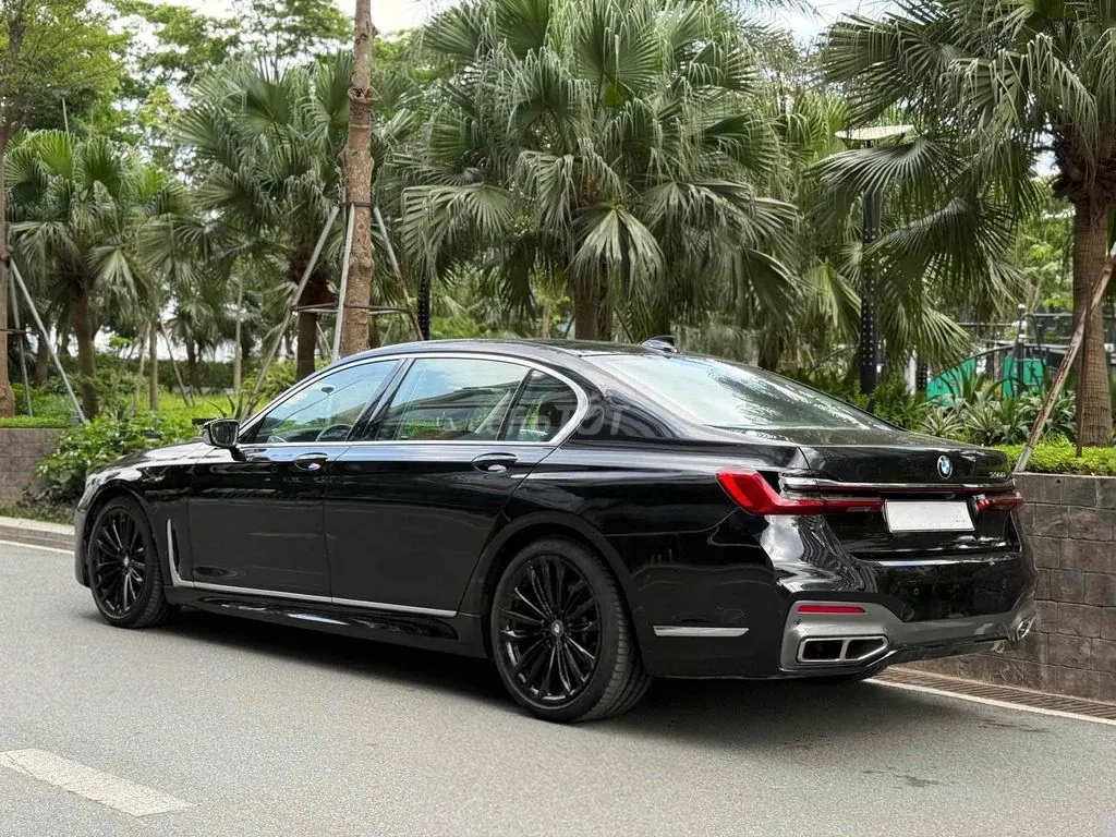 BMW 7 Series 2016 photo 2