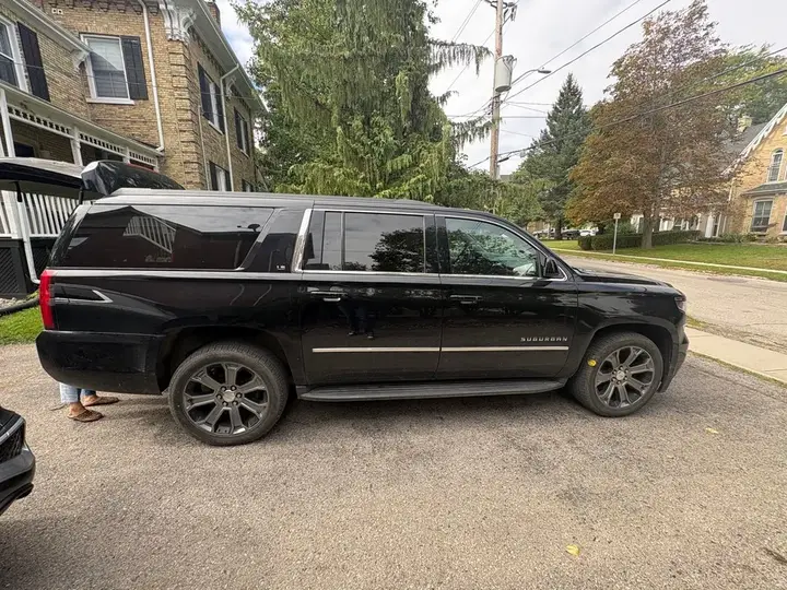 Chevrolet Suburban 2016 photo 4