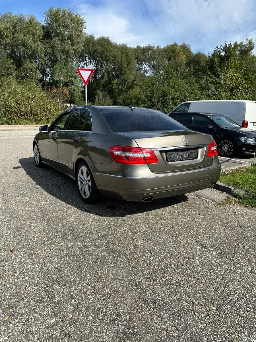 Mercedes-Benz E-Class 2011 photo 3