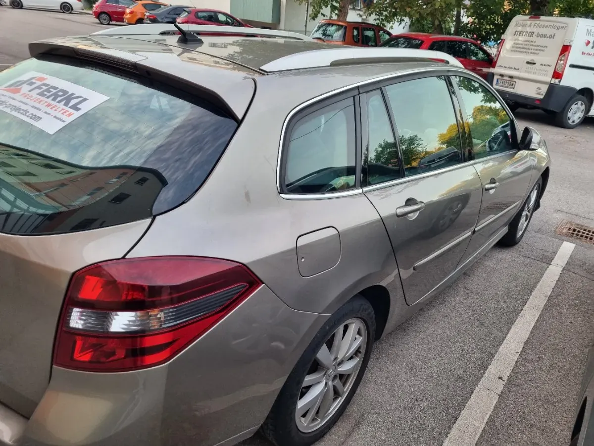 Renault Laguna 2011 photo 2