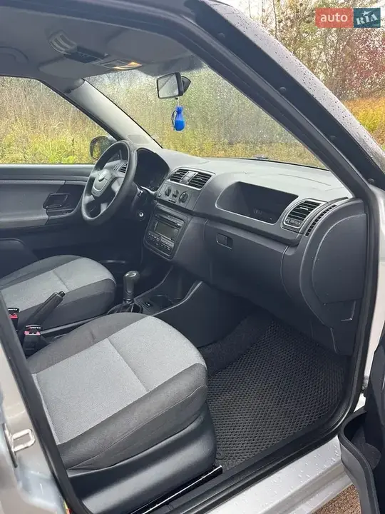 Skoda Fabia 2011 photo 5