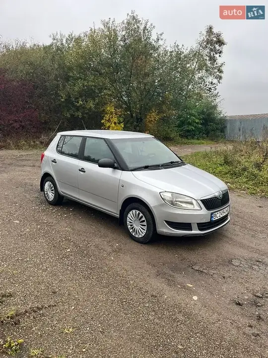 Skoda Fabia 2011 photo 2