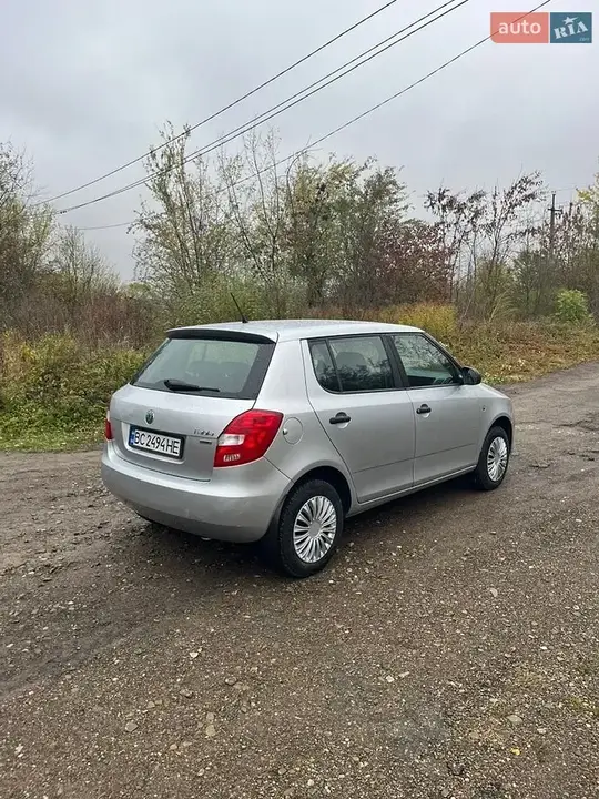 Skoda Fabia 2011 photo 3