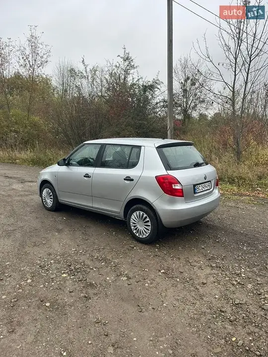 Skoda Fabia 2011 photo 4