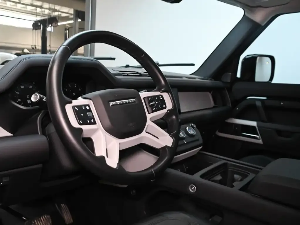 Land Rover Defender 2024 photo 3
