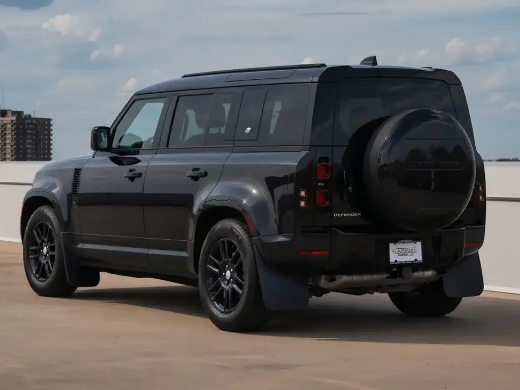 Land Rover Defender 2024 photo 2