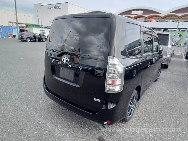 Toyota Voxy 2012 photo 4
