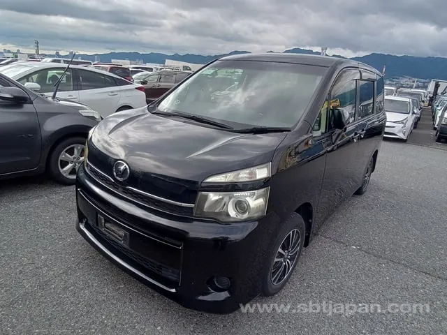 Toyota Voxy 2012 photo 2