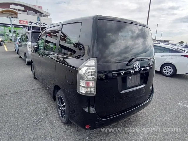 Toyota Voxy 2012 photo 3