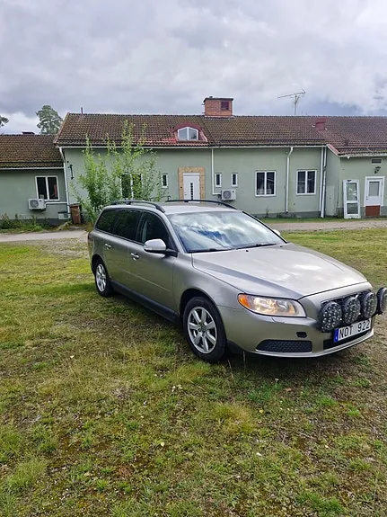 Volvo V70 2010 photo 2