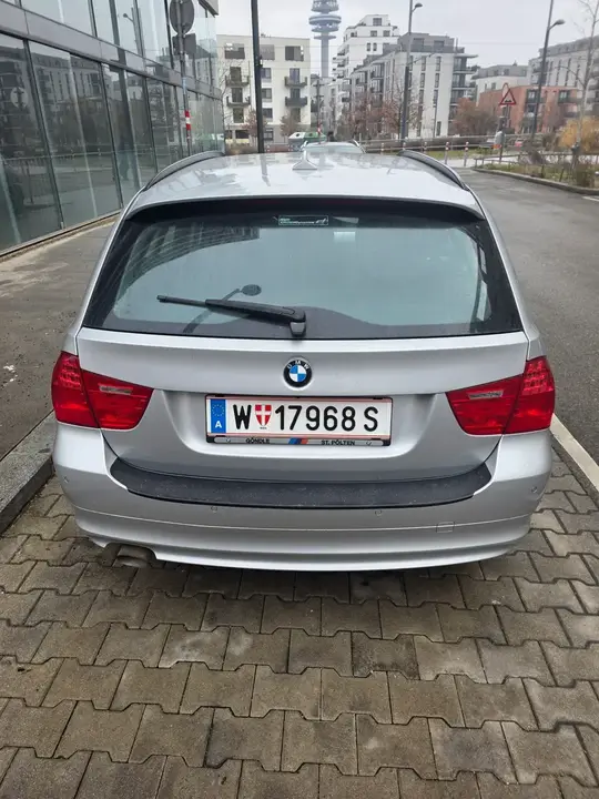 BMW 3 Series 2010 photo 2