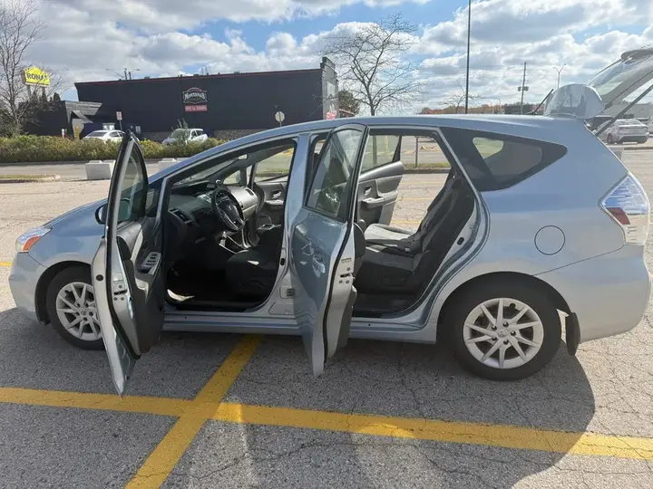 Toyota Prius V 2012 photo 5