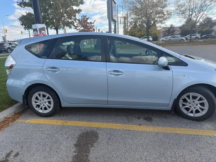 Toyota Prius V 2012 photo 3