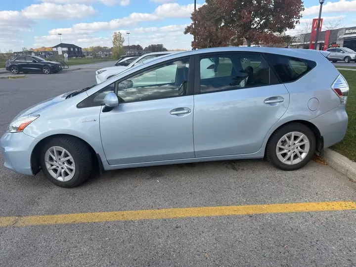 Toyota Prius V 2012 photo 2