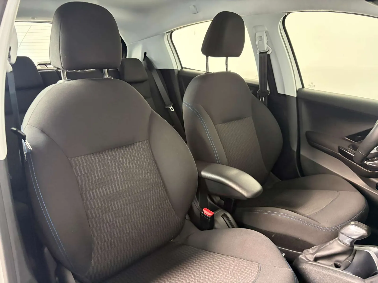 Peugeot 208 2018 photo 5