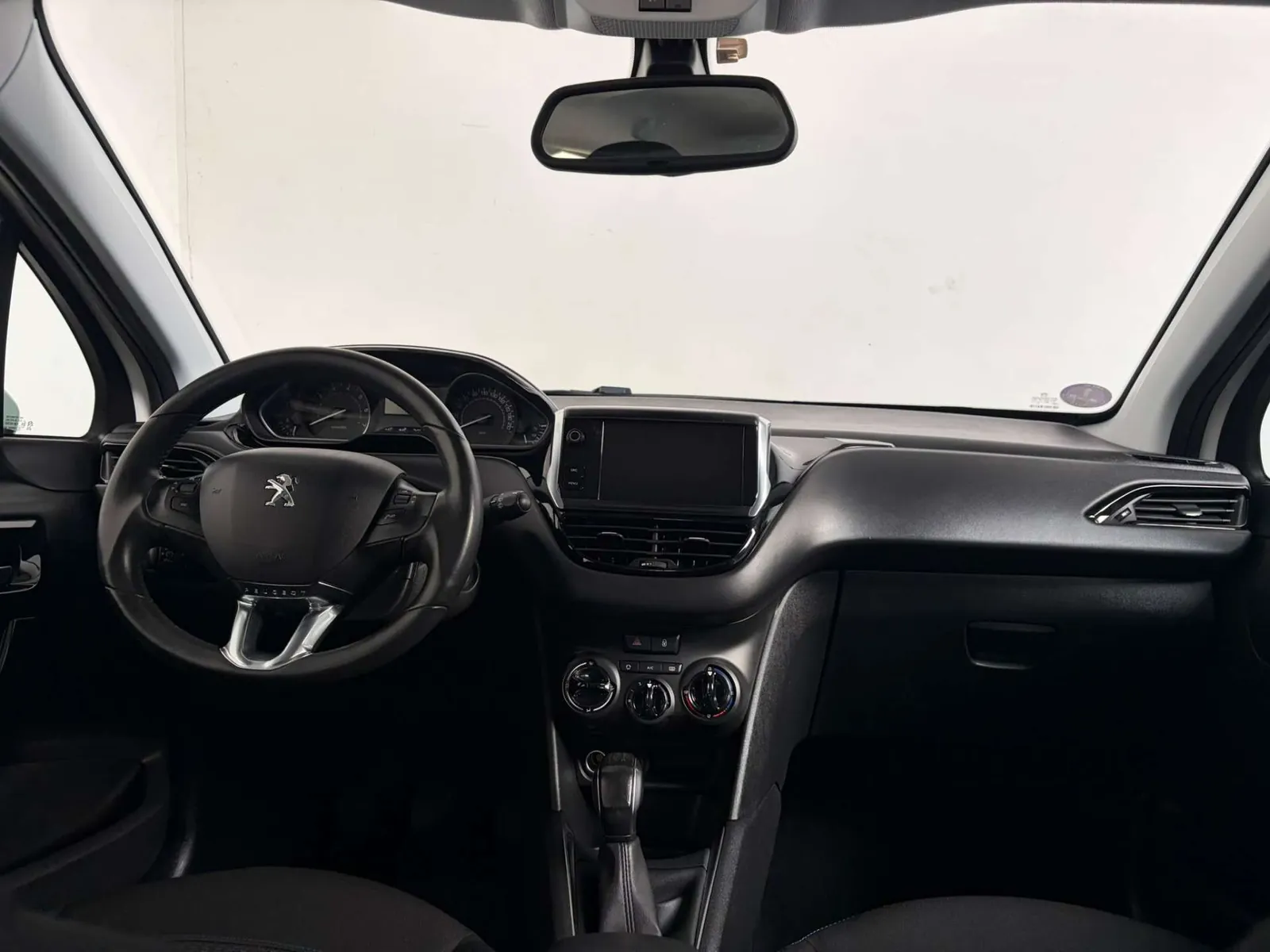 Peugeot 208 2018 photo 3