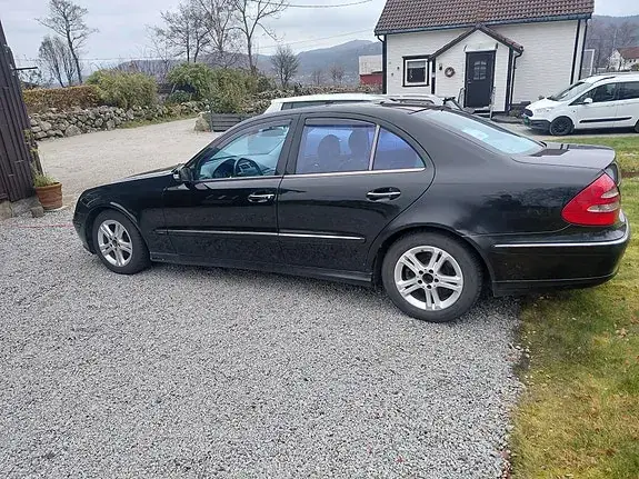 Mercedes-Benz E 220 D 2003 photo 4
