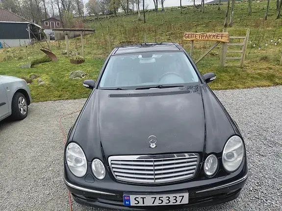 Mercedes-Benz E 220 D 2003 photo 2