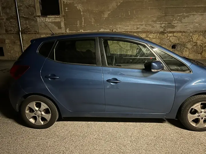 Kia Venga 2012 photo 2