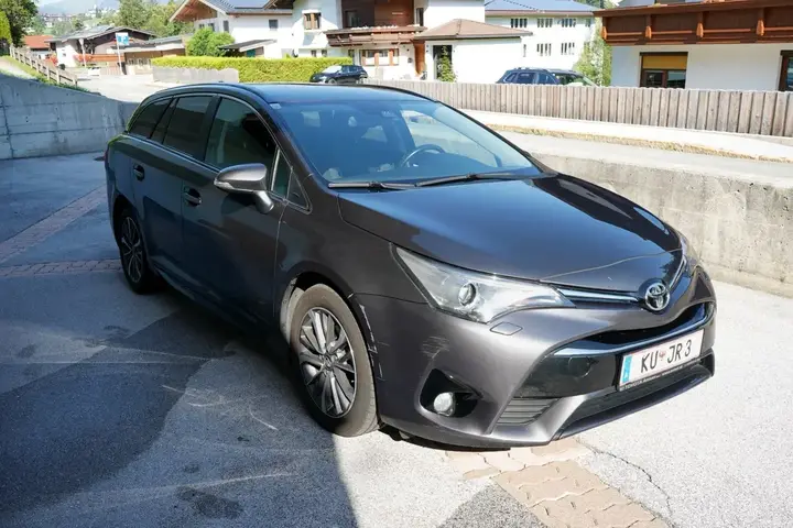 Toyota Avensis 2017 photo 2