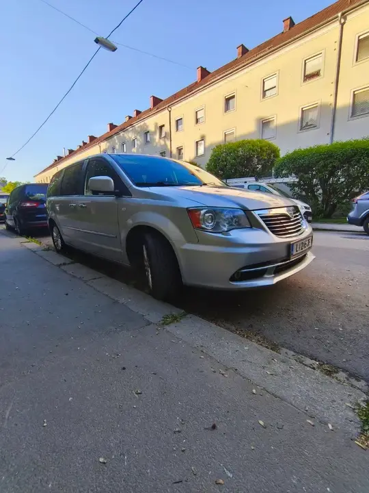 Lancia Voyager 2012 photo 3