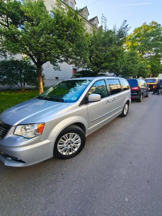 Lancia Voyager 2012 photo 2