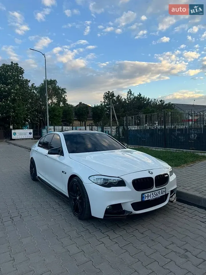 BMW 5 Series 2011 photo 2