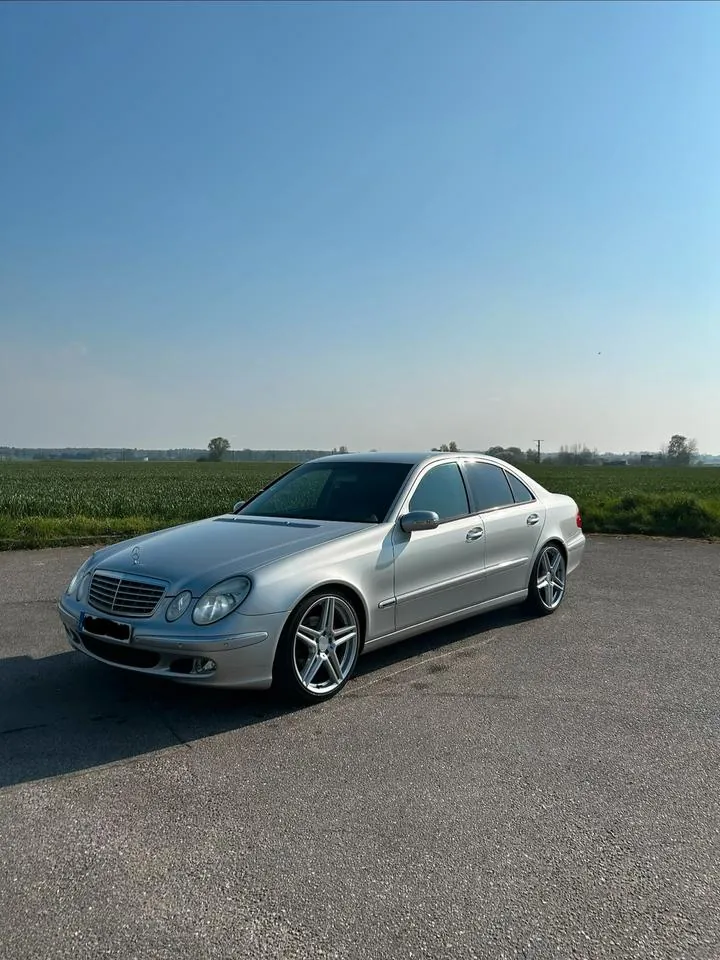 Mercedes-Benz W211