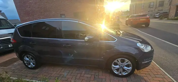 Ford S-Max 2011 photo 2