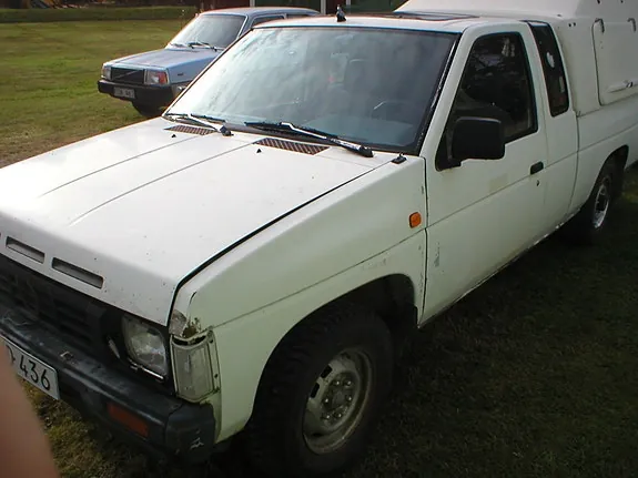 Nissan Navara 1988 photo 2