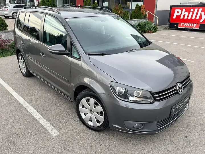Volkswagen Touran 2011 photo 2