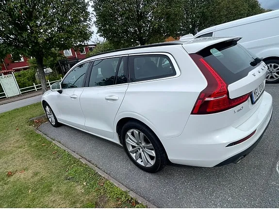 Volvo V60 2022 photo 2