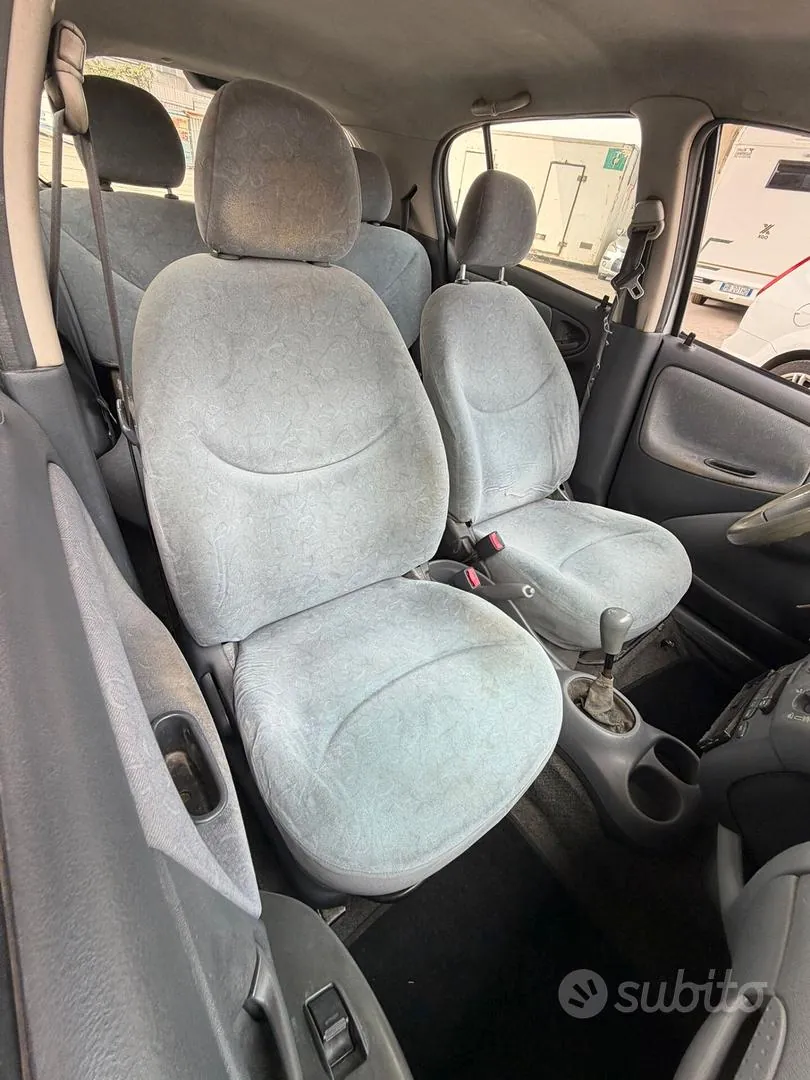 Toyota Yaris 2000 photo 5