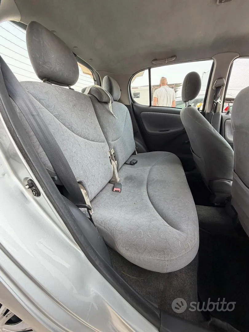 Toyota Yaris 2000 photo 4