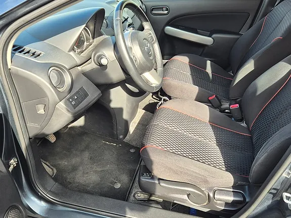 Mazda 2 2011 photo 3