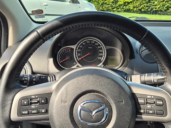 Mazda 2 2011 photo 5