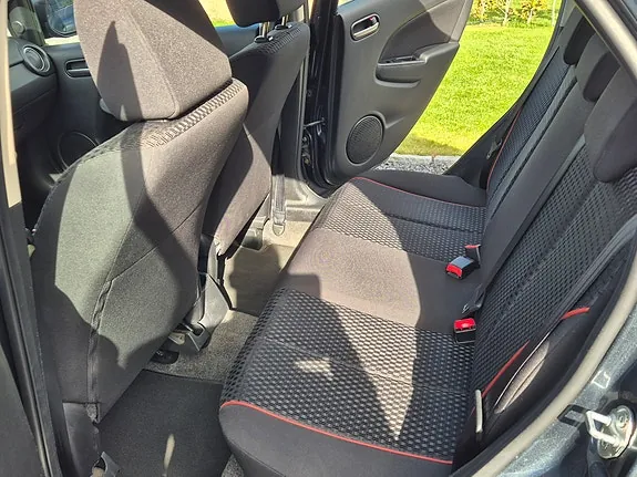 Mazda 2 2011 photo 4