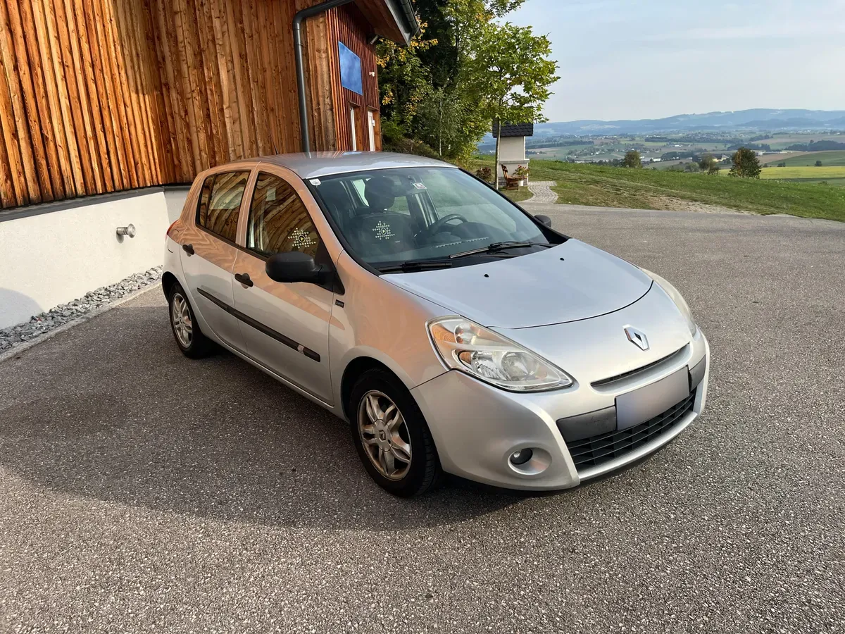 Renault Clio 2011 photo 2