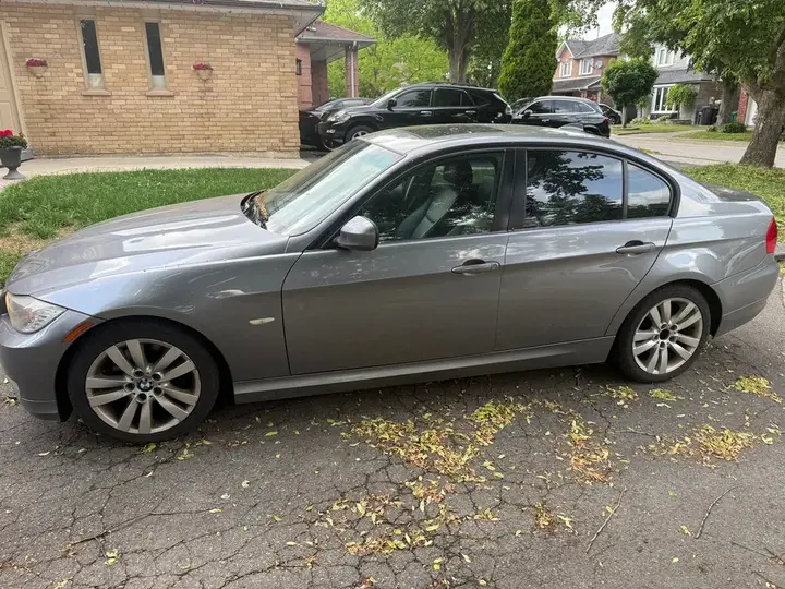 BMW 3 Series 2011 photo 2