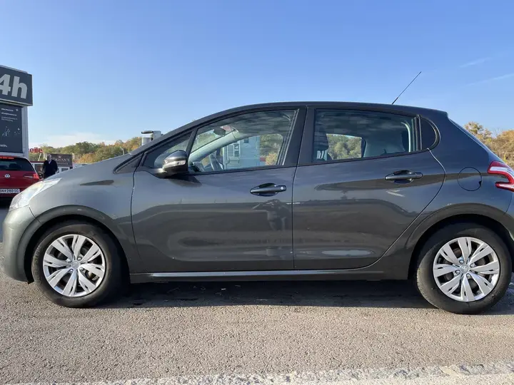Peugeot 208 2012 photo 2