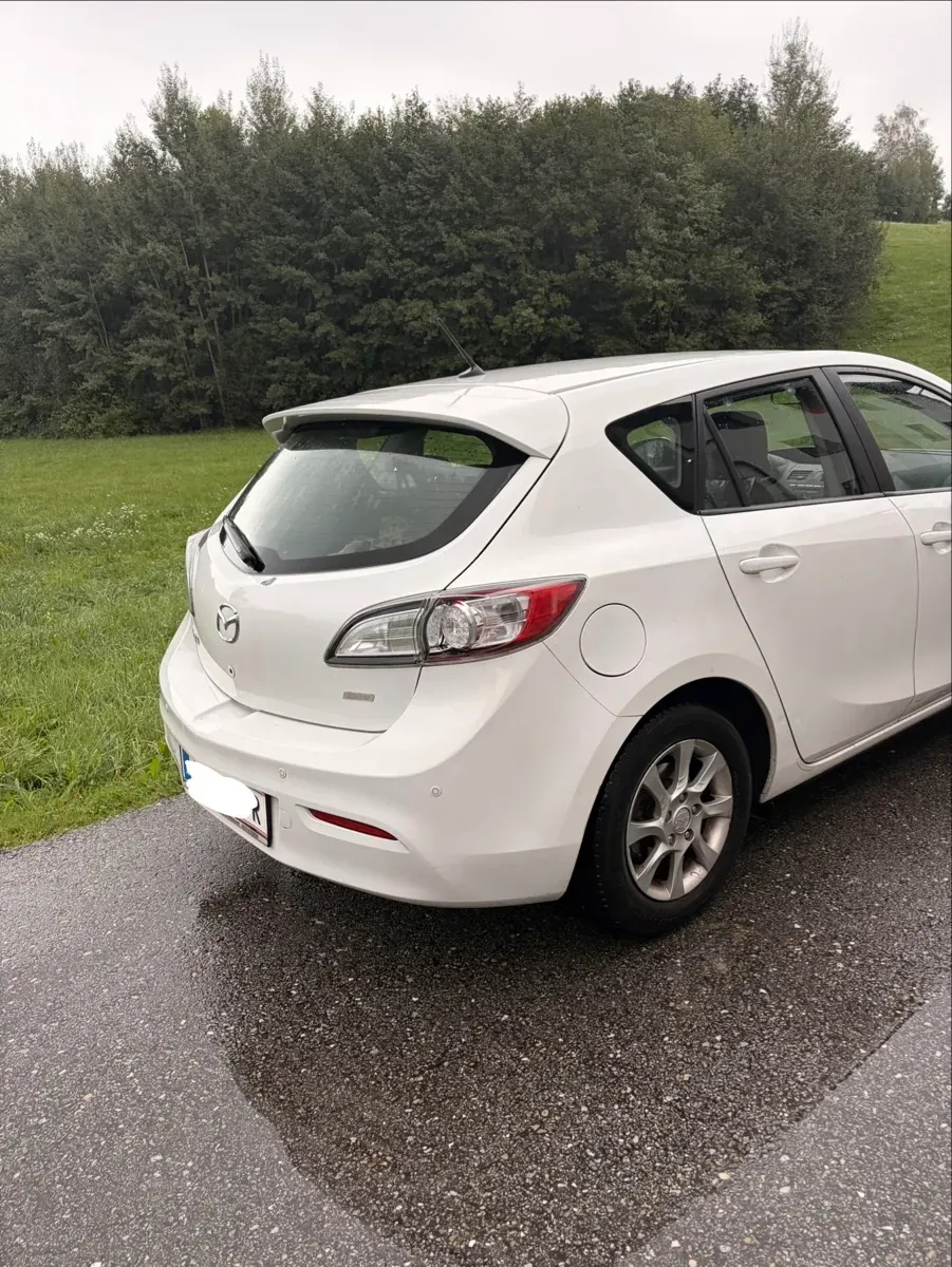 Mazda Mazda3 2011 photo 3