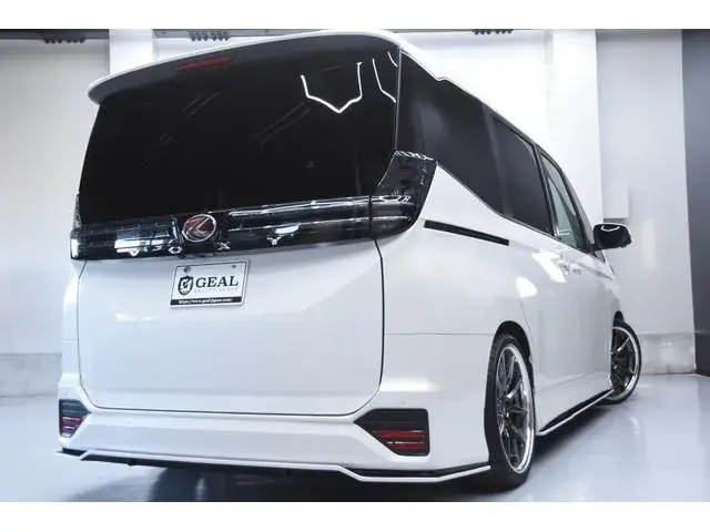 Toyota Voxy 2023 photo 3