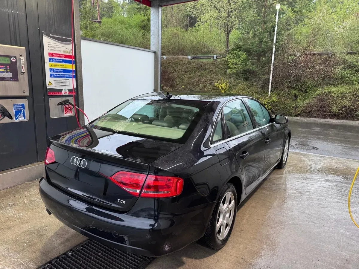 Audi A4 2011 photo 2