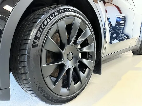 Tesla Model Y 2023 photo 2