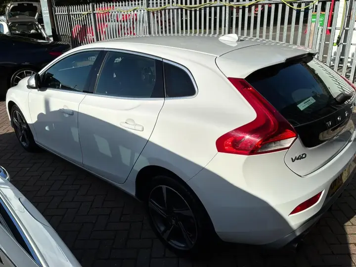 Volvo V40 2016 photo 2