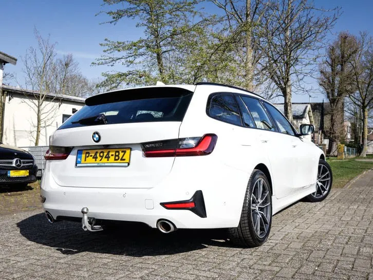 BMW 3 Series 2022 photo 2