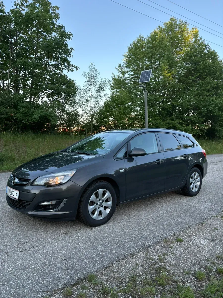 Opel Astra 2013 photo 2