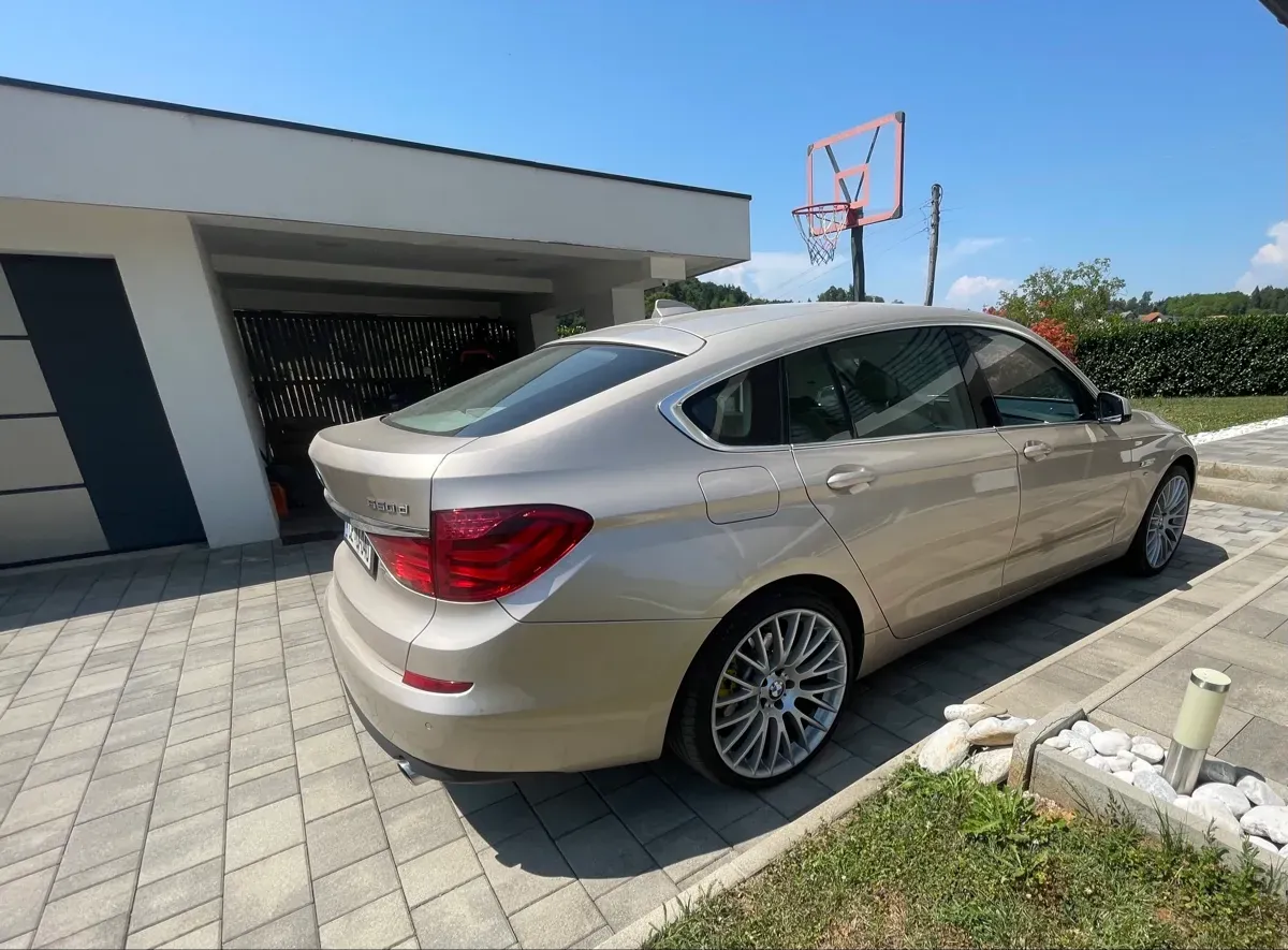 BMW 5 Series 2010 photo 2