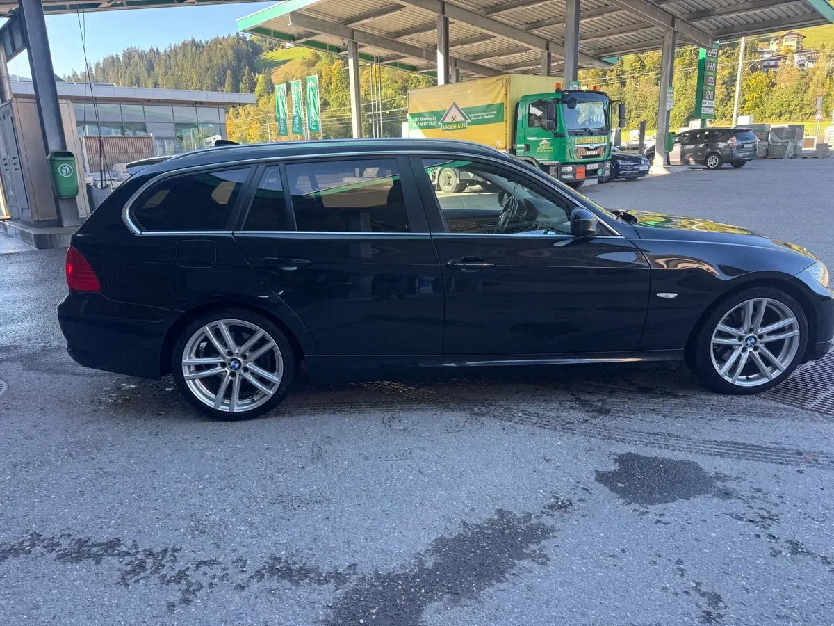 BMW 3 Series 2010 photo 2