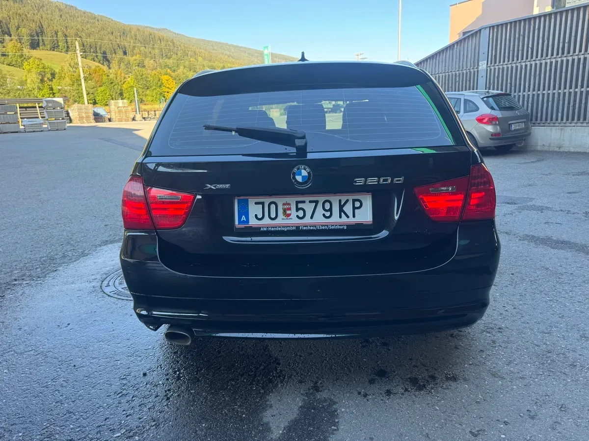 BMW 3 Series 2010 photo 3